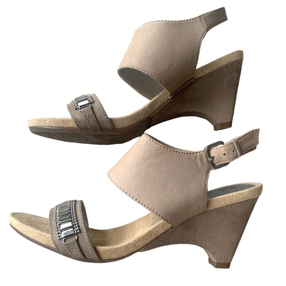 Anne Klein Akrio Tan Suede Leather Wedge Heels Metallic Strap & Buckle Size 7.5 - Picture 2 of 8